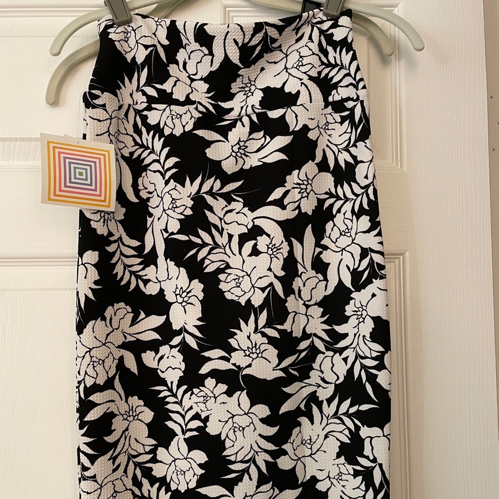 Lularoe black and white floral Cassie